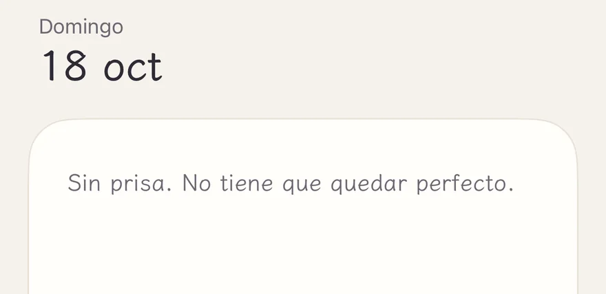 Parte superior de la pantalla de escritura: la fecha de hoy y una hoja en blanco con “¿Qué tal tu día? Escribe lo que te venga a la mente.”