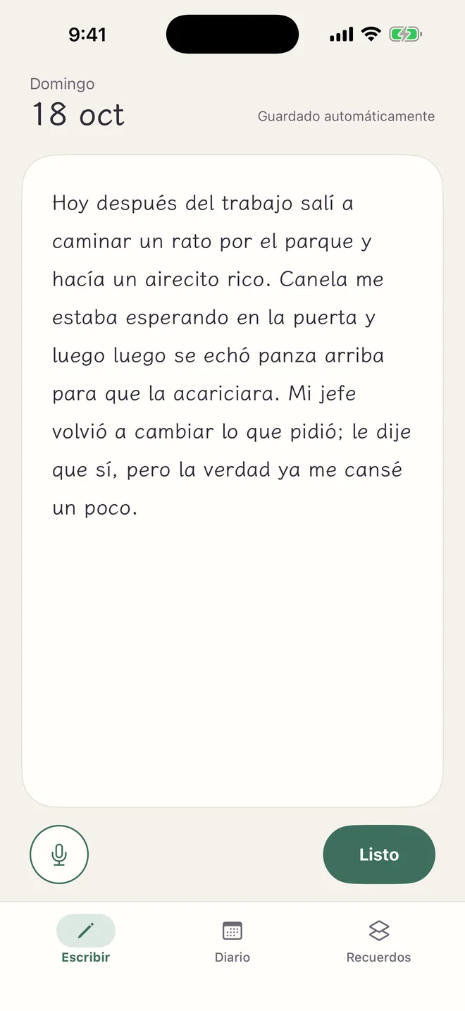 Pantalla de escritura de Lucecita: en la hoja, una entrada sobre un paseo junto al río después del trabajo; arriba a la derecha, el aviso de guardado automático, y abajo, los botones “Dictado” y “Listo”
